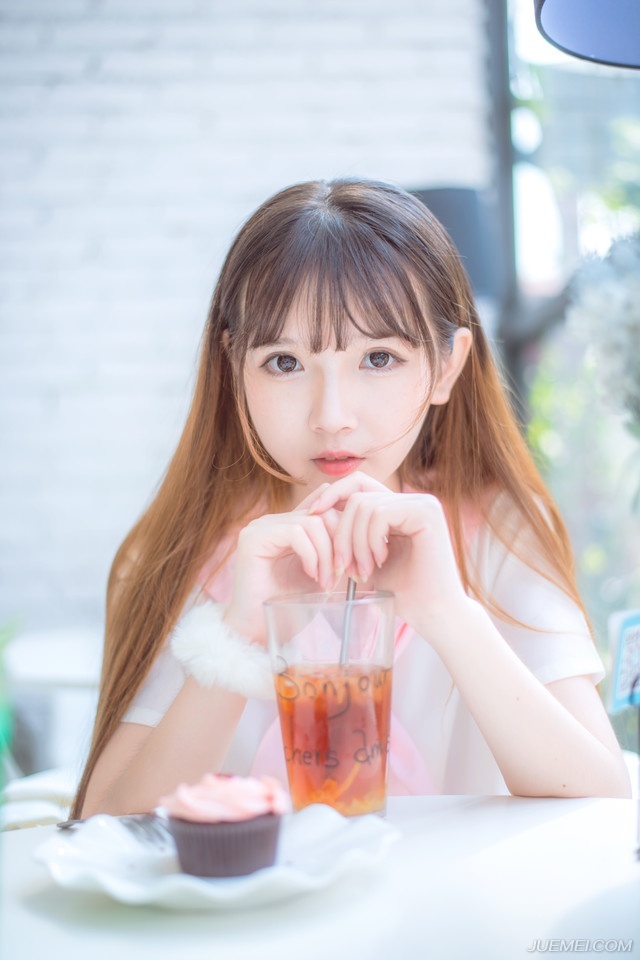 刘璝回来，让张任松了口气，现在，他需要刘璝给他带来一个好消息来振奋人心，来消弭这些不利的言论，只是当张任看到刘璝的那一瞬间，心中便没来由的一沉，刘璝的脸色很难看，难看到张任突然有种制止刘璝说话的冲动。